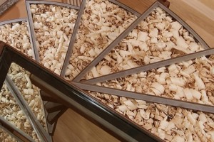 stopnie z drewnianymi wiórkami