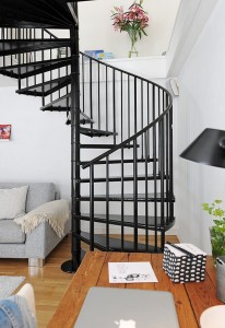 czarne schody w stylu industrialnym